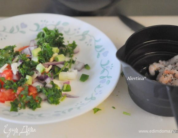 Порезать мелко все для томатной сальсы, полить оливковым маслом, лимонным соком, посолить и поперчить по вкусу. Готовые креветки также посолить и поперчить.
