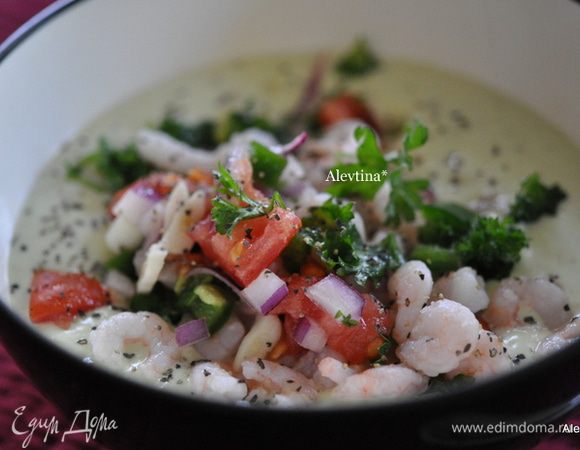 Охлажденный суп достанем из холодильника, сверху выложим горсть сальсы томатной и креветки, подаем к столу. Приятного аппетита.
