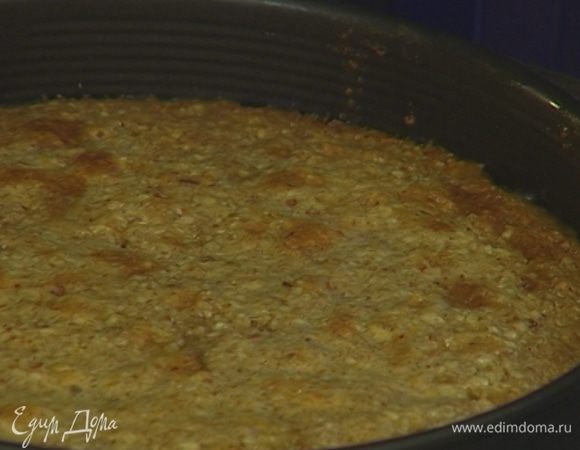 Выпекать пирог в разогретой духовке 45 минут, затем остудить.
