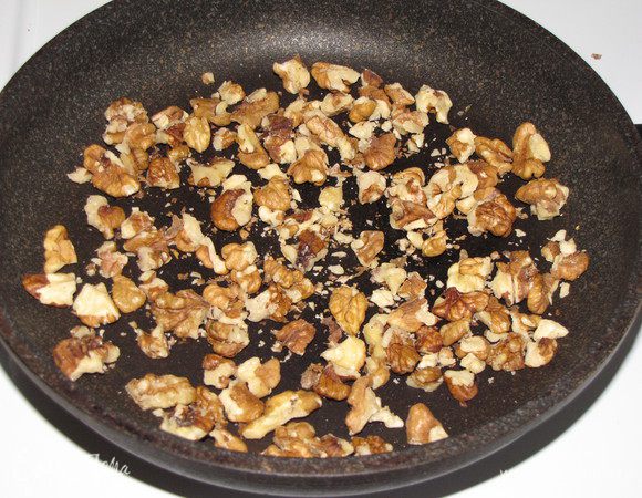 Грецкие орехи крупно порубить и обжарить на сухой сковороде.