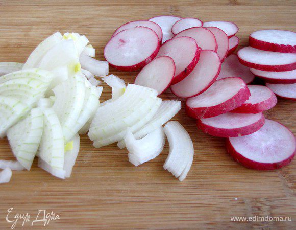 Редис вымыть и нарезать тонкими колечками. Белый лук нарезать тонкими четвертинками колец.