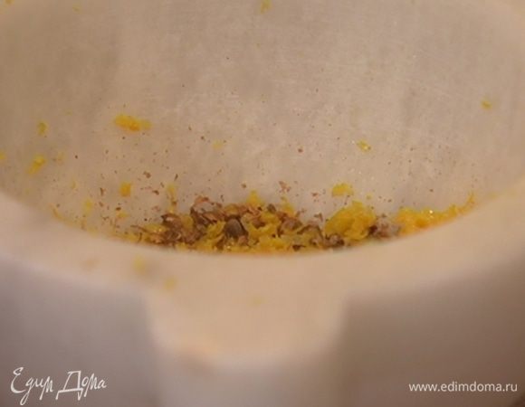 Кориандр растереть в ступке в мелкую пудру, добавить цедру лимона и перемешать.