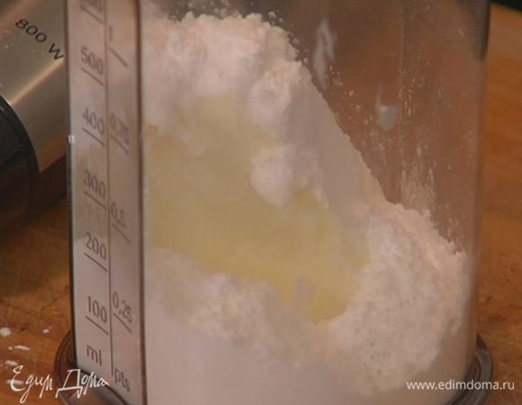 Вбить миксером 100 г предварительно размягченного сливочного масла и 100 г сахарной пудры.
