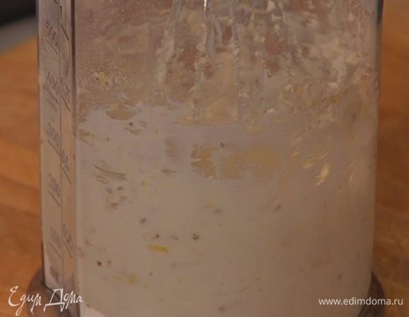 Добавить кориандр с лимонной цедрой, щепотку соли и взбить еще немного.