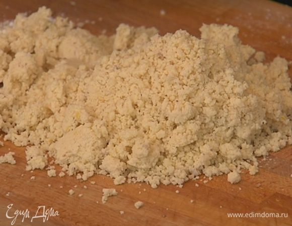 Всыпать муку и на медленной скорости вымешать все блендером в крошку.
