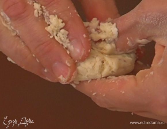 Сформировать из теста небольшие лепешки.