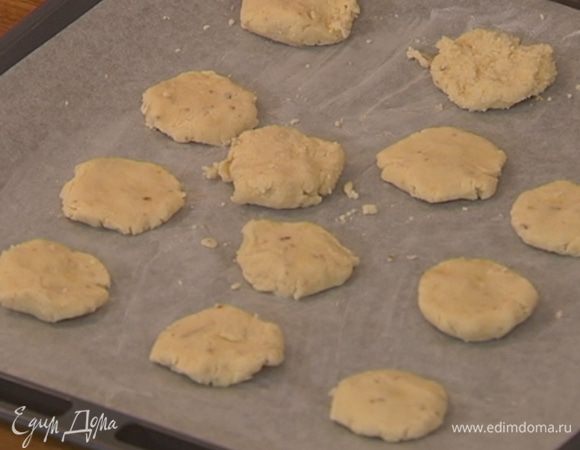 Противень выстелить пищевой бумагой, смазать ее оставшимся сливочным маслом и выложить печенье.