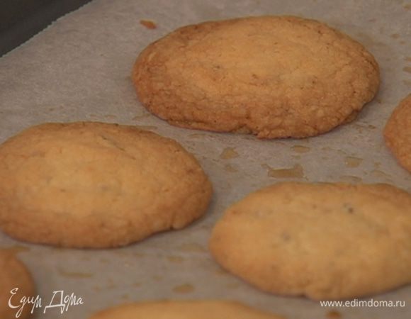 Выпекать в разогретой духовке 10–13 минут. Готовое печенье посыпать оставшейся сахарной пудрой.