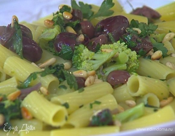 Подавать, присыпав оливками, орехами и натертым сыром.