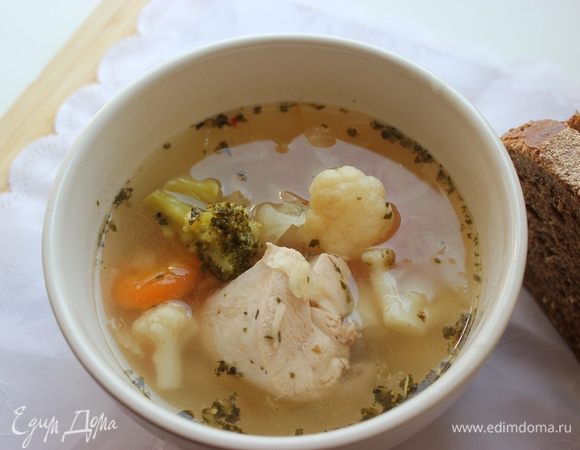 Суп готовлю как обычно, в готовый бульон добавляем все продукты и варим до готовности, единственное не стала обжаривать морковь и лук, чтобы уменьшить калорийность.