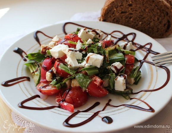 В салате тоже все очень просто. Все ингредиенты порезать, заправить маслом и соусом. Я не солю.