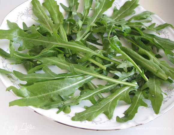 Салатную зелень ( по рецепту рекомендуется салат-эскариоль, салат-ромен или эндивий), я взяла рукколу, помыть, обсушить и выложить на блюдо.