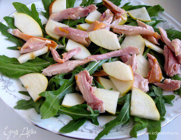 На салатную зелень сверху выложить кусочки мяса и груши.