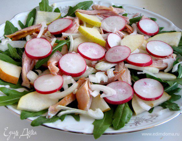 Добавить колечки редиса и белый лук.