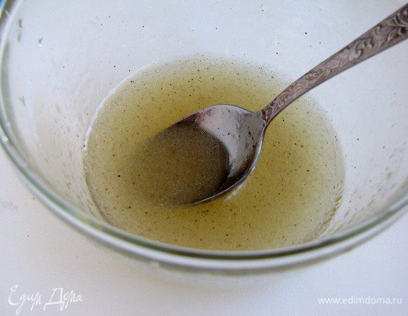 Для заправки смешать оливковое масло, винный уксус и мед. Посолить и поперчить по вкусу.