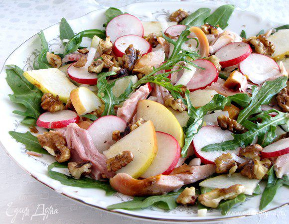 Посыпать салат обжаренными грецкими орешками. Настругать ножом тонкие пластинки козьего сыра и так же добавить к салату. Я совершенно забыла про сыр! Вспомнила только после того, когда салат прошел фотосессию и был на половину съеден.)))) Сверху полить заправкой.