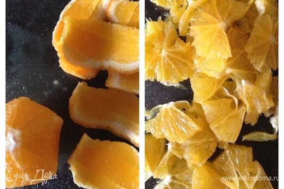 Апельсин очистим ножом от кожуры и белой пленки, порежем кольцами, кольца разделим на четвертинки. Из корок с остатками апельсина отожмем сок, он пойдет на заправку.