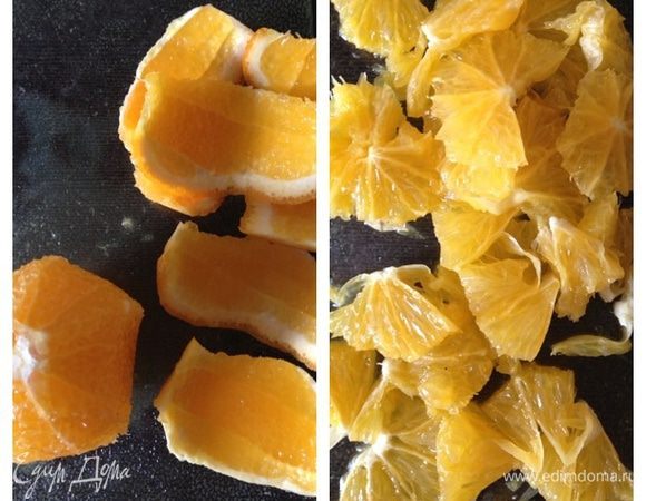 Апельсин очистим ножом от кожуры и белой пленки, порежем кольцами, кольца разделим на четвертинки.
Из корок с остатками апельсина отожмем сок, он пойдет на заправку. 