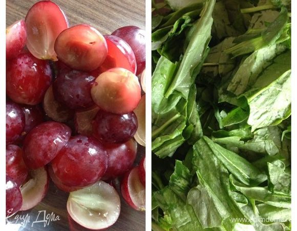 Виноград разрежем пополам и удалим косточки. Крупный щавель порвем руками, мелкий оставим как есть.