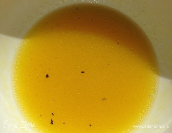 Приготовим заправку. Соединим сок, масло, горчицу и перец по вкусу. Я не солила, в этом салате для меня соль лишняя, но это на любителя.