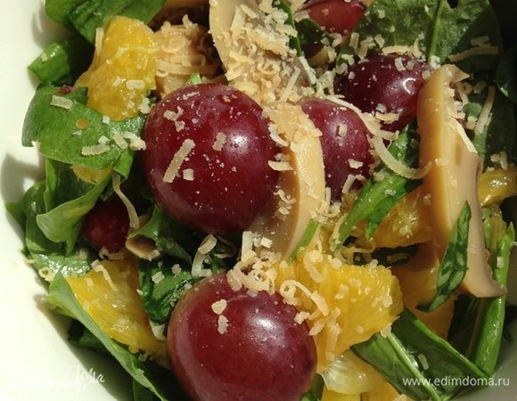 Польем заправкой салат и перемешаем его.
Подаем, посыпав по вкусу натертым пармезаном.
Угощайтесь!!
