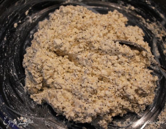 В блендере смешать яйцо, банан. В миске смешать творог и массу из блендера. Добавить овсяные отруби, кукурузную муку, мак и семена чиа. Добавить соду, погашенную лимонным соком ( если хотите более ровные сырники, соду не добавляйте). Всё хорошенько перемешать. Дать отдохнуть 10 мин для набухания отрубей и активации способностей мака.