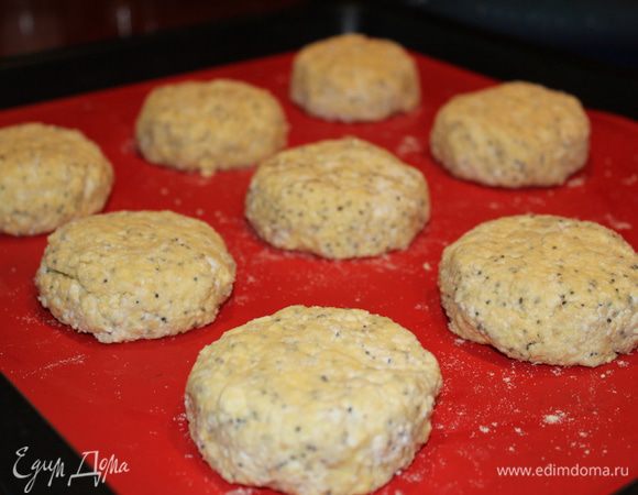 Обваливаем сформированные кружочки из творожной массы в кукурузной муке, приминаем слегка и на противень. Ставим в разогретую до 180 гр. духовку сырники и запекаем 30 минут. 