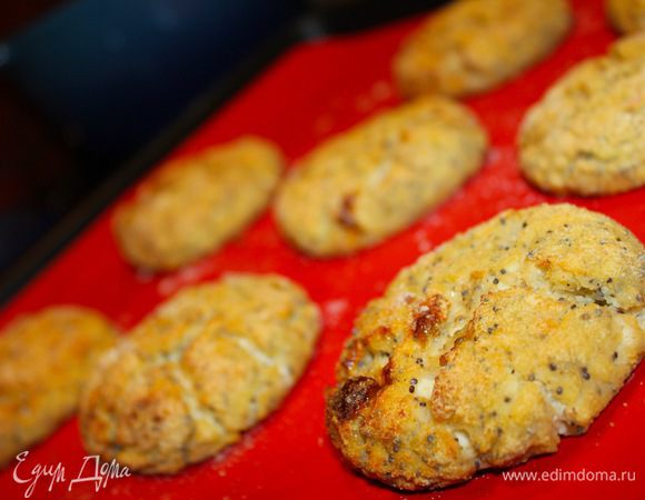 Даём 5 минуток остыть сырникам. Получается 8 штучек.