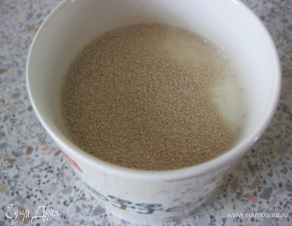 В теплом молоке развести дрожжи, добавить сахар, перемешать и оставить на 15 минут.
