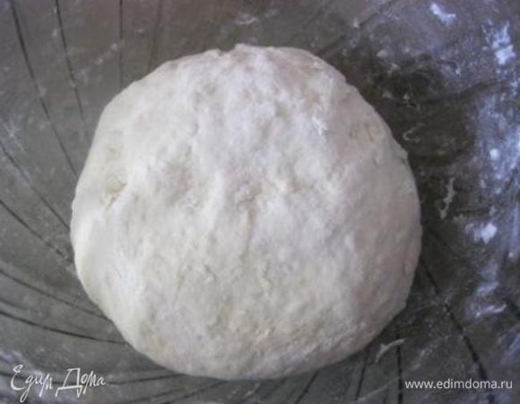 В миску просеять муку, добавить соль и дрожжевую смесь.
Замесить тесто.
* Муки может уйти немного больше или меньше, по-разному.
Я всегда сначала просеиваю 1.5 стакана муки, потом добавляю по чуть-чуть.
Тесто должно получиться мягким.
