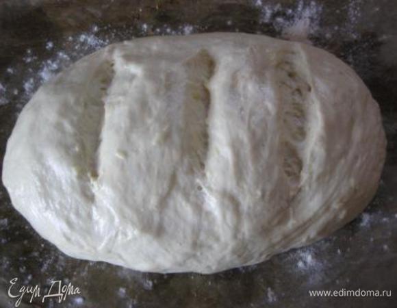 Сформировать батон, выложить  на пергаментную бумагу, подсыпанную мукой, сделать надрезы и оставить подниматься на 30 минут.
Смазать взбитым белком.
