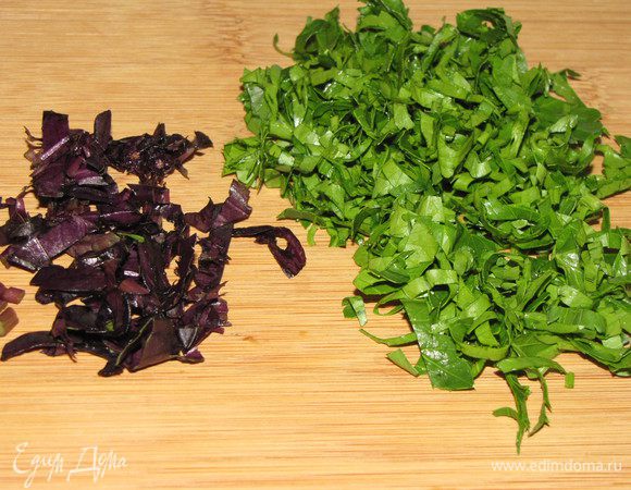 Зелень петрушки и базилика измельчить.
