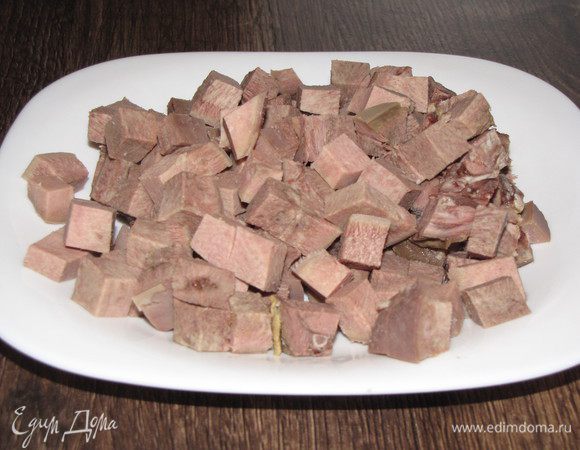 Остывший язык нарезать кубиками, примерно 1х1 см.