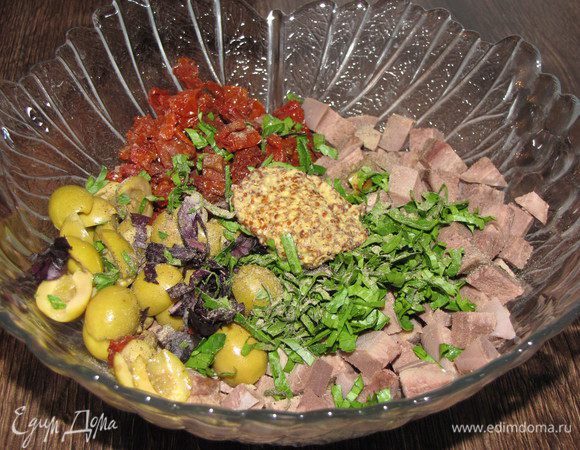 В отдельной миске смешать кубики языка, томаты, оливки, каперсы, петрушку, базилик и горчицу. Я каперсы не добавляла. Поперчить, солить не нужно и хорошо перемешать.