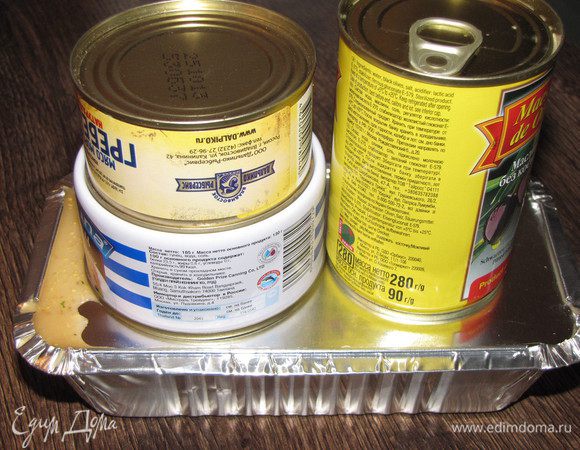 Закрыть форму, поставить небольшой вес на террин и отправить в холодильник на ночь.