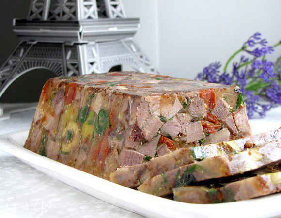 На следующий день достать террин из формы и нарезать тонкими ломтиками. Подавать к праздничному столу. Восторг и удивление гостей вам обеспечены.