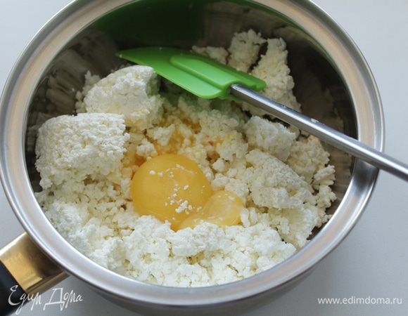 Творог хорошенько размять, вбить яйцо, добавить соду. 