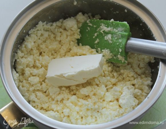 Добавить  мягкое масло и взбить погружным блендером. (я этого не делала)