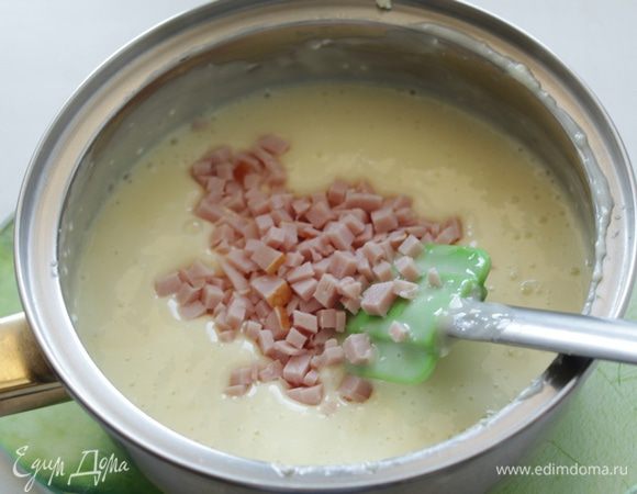 Посолить по вкусу. В самом конце всю массу можно еще раз пробить блендером. В готовый сыр добавить мелко порезанный бекон. 