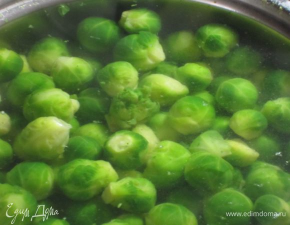 У брюссельской капусты срезать все листья у основания, надрезать крест-накрест (чтобы капуста внутри полностью проварилась) и отварить в большом количестве кипящей подсоленной воды до мягкости.