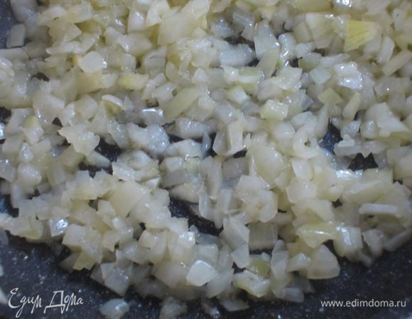 В сковороде разогреть оливковое масло. Лук мелко нарезать и обжарить около 10 минут на слабом огне.