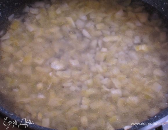 Влить вино и томить на слабом огне 10–12 минут.