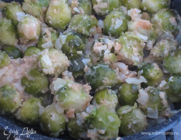 Добавить брюссельскую капусту, через несколько минут — панировочные сухари, пармезан, перец, соль и тушить 2–3 минуты.