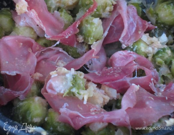 Сверху выложить тонкие ломтики пармской ветчины и оставить на несколько минут на огне для объединения ароматов.