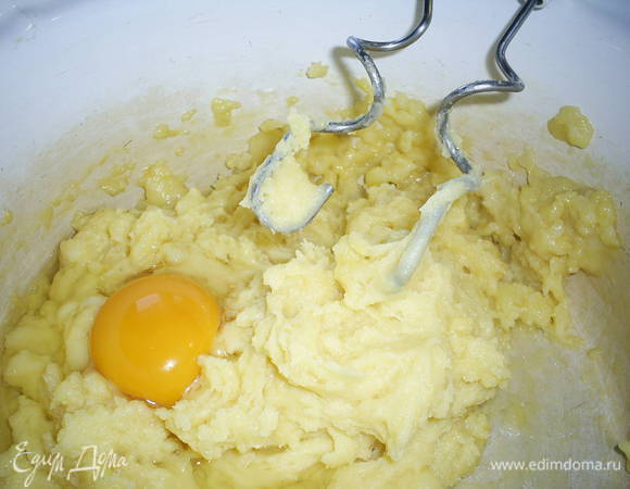 
Даем остыть минут 5 и начинаем по одному (!) вмешивать яйца.