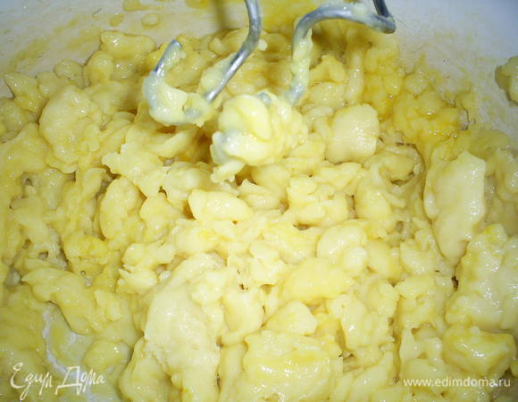 
Можно перемешивать тесто вручную, при этом можно привлечь к делу мужа, чтоб он тоже почувствовал свою причастность к таинству создания торта))) Последнее время я использую миксер с насадками для перемешивания теста. Вначале при размешивании яйца тесто берется комочками.