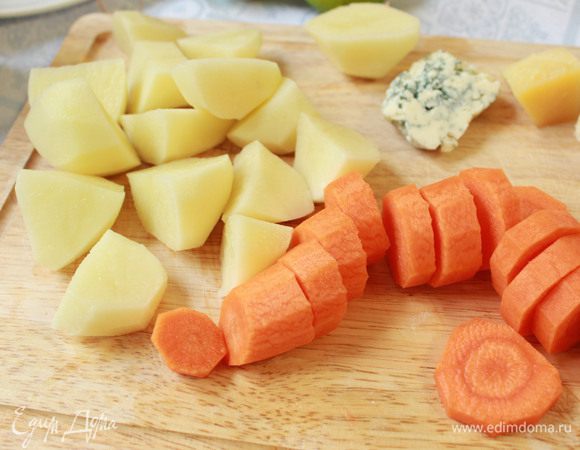 Морковь и картофель нужно почистить и нарезать. Положить в кастрюлю и варить до готовности. В процессе приготовления посолите и не забывайте снимать пену. 