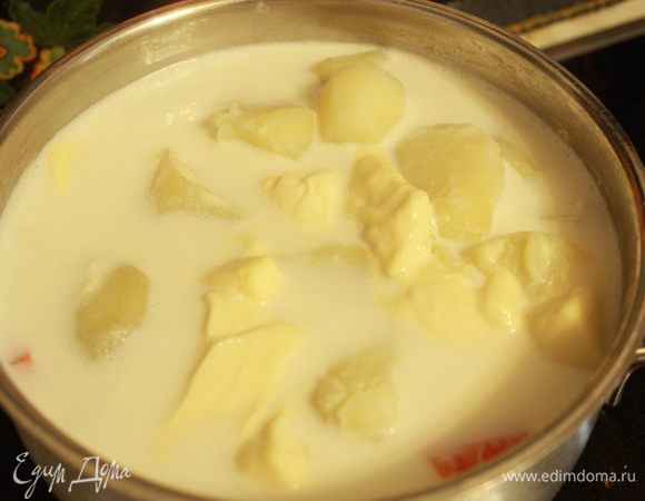 Когда овощи готовы, слейте лишнюю воду, если таковая есть. Добавьте сливки и положите в кастрюлю плавленые сырки. Доведите до кипения и на медленном огне поварите в течение 3-5 минут.