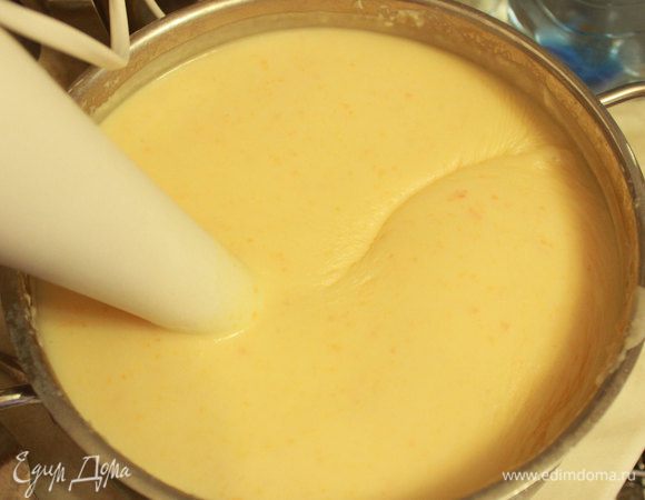 С помощью блендера приготовьте пюре из овощей с сырками и сливками. 