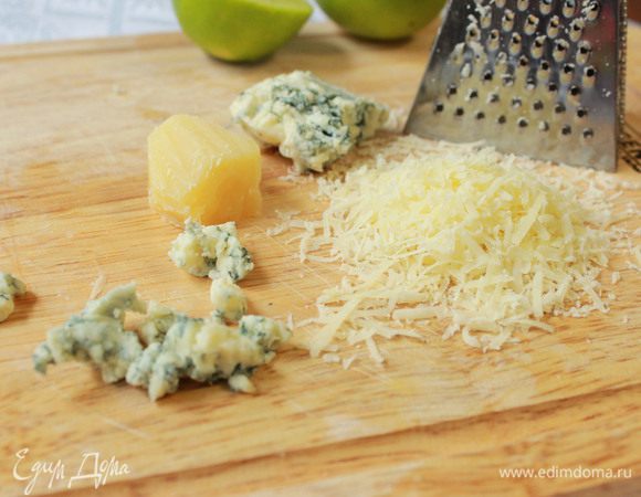Пармезан натрите на мелкой терке. Сыр с голубой плесенью (на фото данаблю) измельчите. 